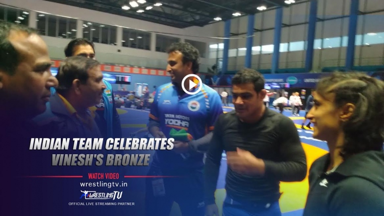 Indian wrestling team celebrates Vinesh bronze medal