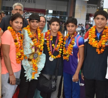 Asian Under 15 : Champion wrestlers given grand welcome as they return home