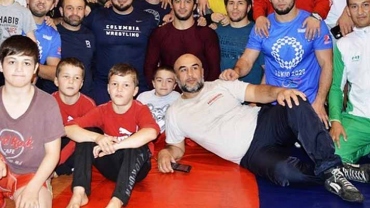 When they met : 4 time world champion Abdulrashid Sadulaev got his match in a young kid, watch the video