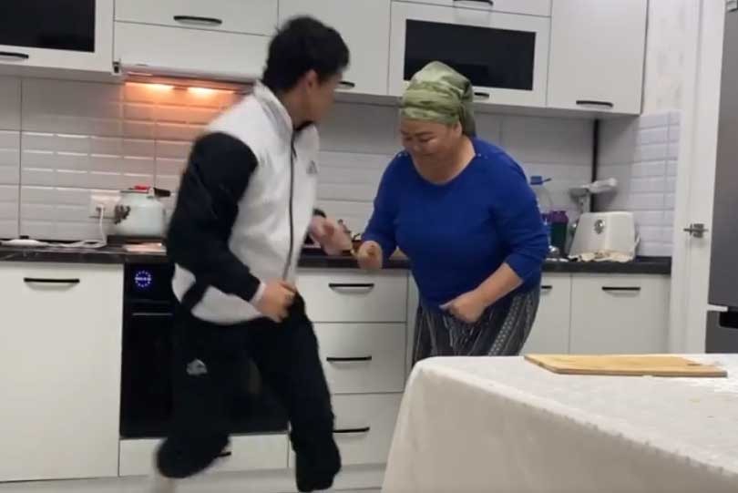 This U23 World Champion trains with his wrestler mom in kitchen; Watch Video