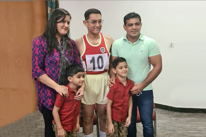 फिल्म की शूटिंग के दौरान आमिर खान मिले ओलंपिक मेडलिस्ट सुशील कुमार की फैमिली से: फोटो देखें